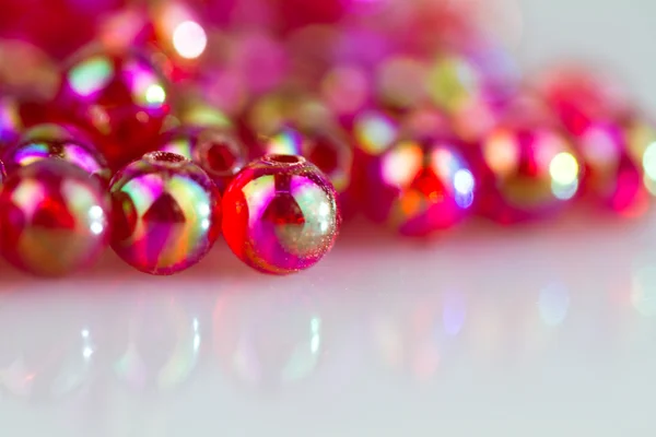 Röda pärlor spegelbild på nära håll — Stockfoto