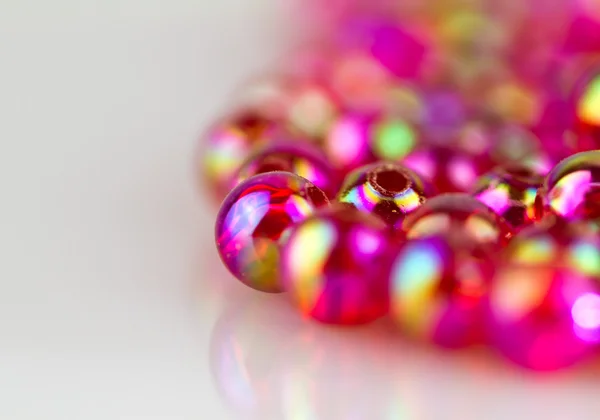 Perles rouges réflexion colorée abstraite — Photo