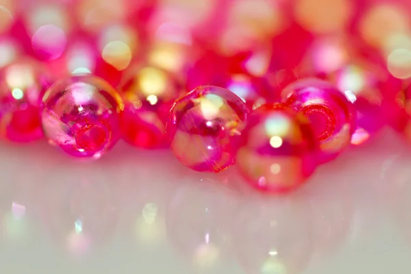 Röda pärlor spegelbild bakgrund — Stockfoto