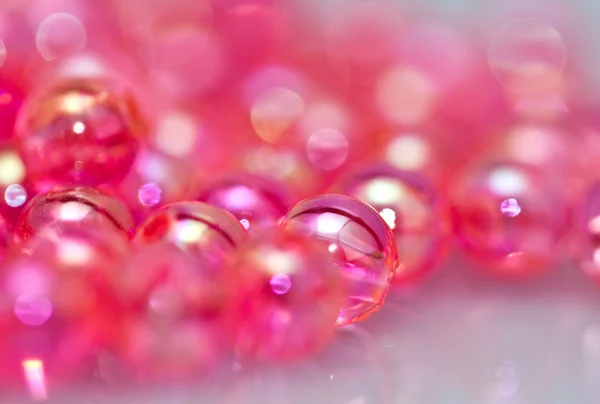 Perles rouges fond de surface bleuâtre — Photo