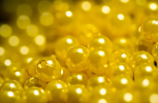 Gyllene gula pärlor svart bakgrund — Stockfoto
