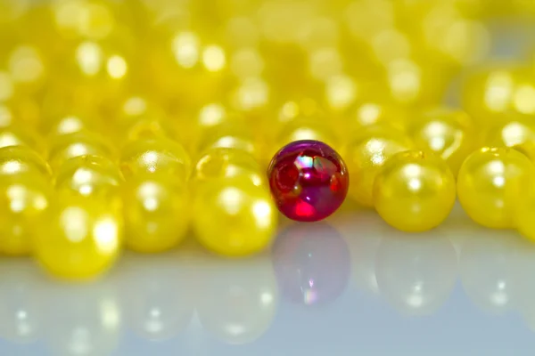 红色和黄色珠子背景三 — 图库照片