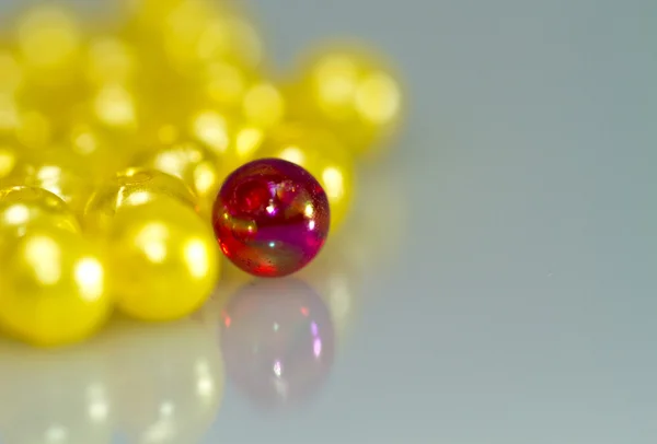 红色和黄色珠子抽象背景二 — 图库照片