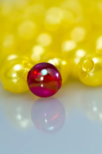 Perlas rojas y amarillas Fondo —  Fotos de Stock
