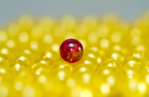 Red on Yellow Beads Abstract II — Stock Photo, Image
