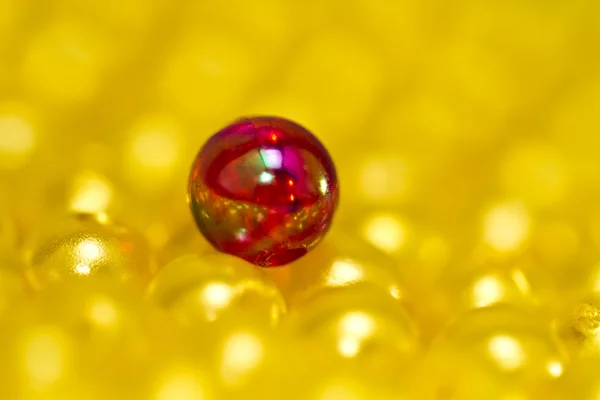 Red on Yellow Beads Abstract — Stock Photo, Image