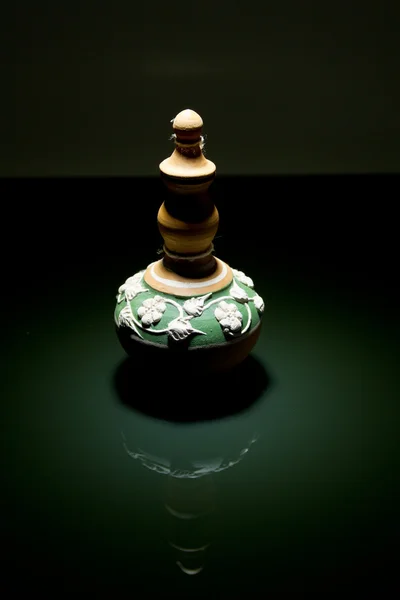 Groene klei aardewerk met spiegelbeeld — Stok fotoğraf