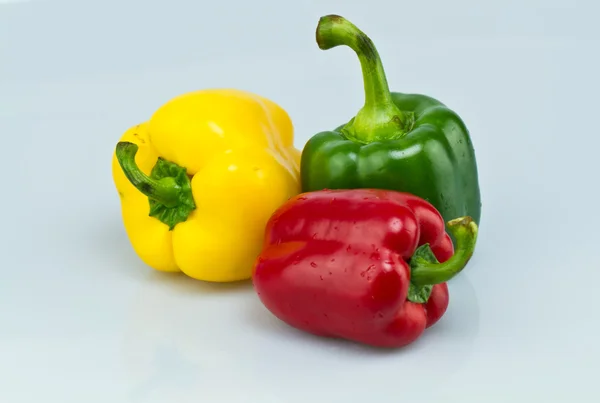 Sarı, yeşil ve kırmızı capsicums — Stok fotoğraf