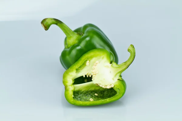 Grüne Paprika bläulichen Hintergrund ii — Stockfoto