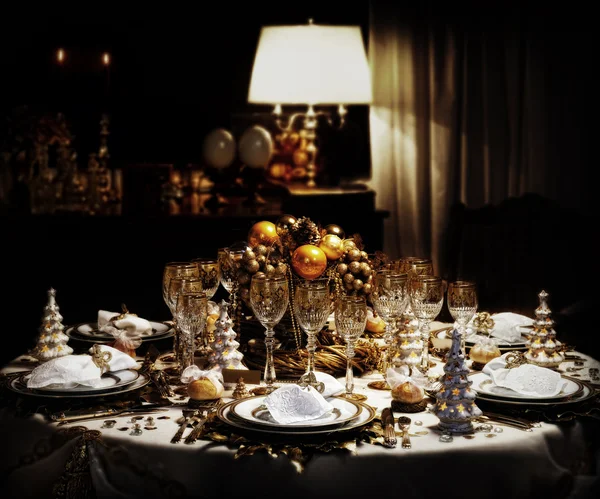 Dekore edilmiş bir Noel yemek masası — Stok fotoğraf