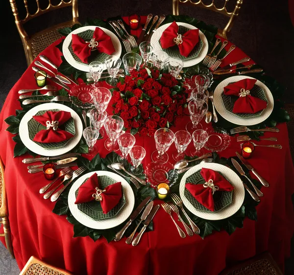 Een versierde Kerstmis eettafel — Stockfoto