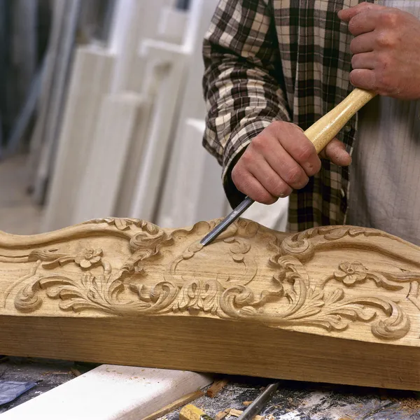 Artisan working with chisel — Stock Photo, Image