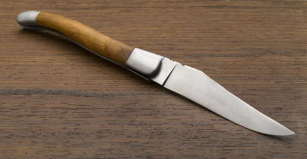 Cuchillo sobre fondo de madera — Foto de Stock