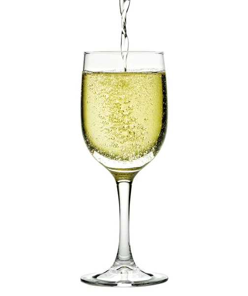 Шампанское в стакане. Изолированный на белом фоне — стоковое фото