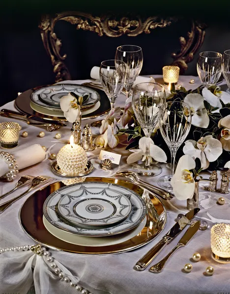 Uma mesa de jantar de Natal decorada — Fotografia de Stock