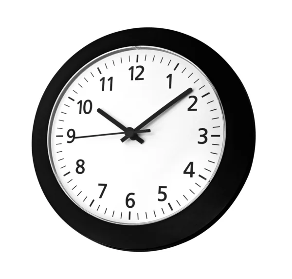 Schwarze Uhr an der Wand liest zehn nach zehn isoliert auf weißem Backgro — Stockfoto