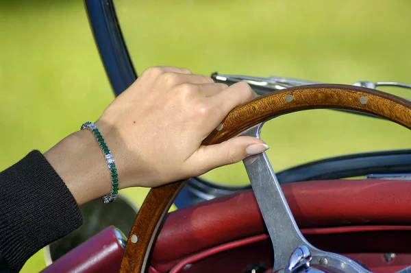 レトロな古い車のステアリング ホイールに手を女性 — ストック写真