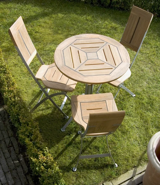 Καρέκλες στον κήπο — Φωτογραφία Αρχείου