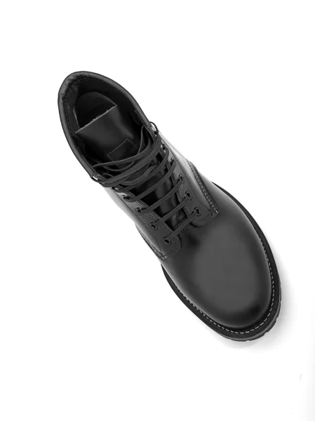 Sapato de couro traseiro para homem isolado — Fotografia de Stock