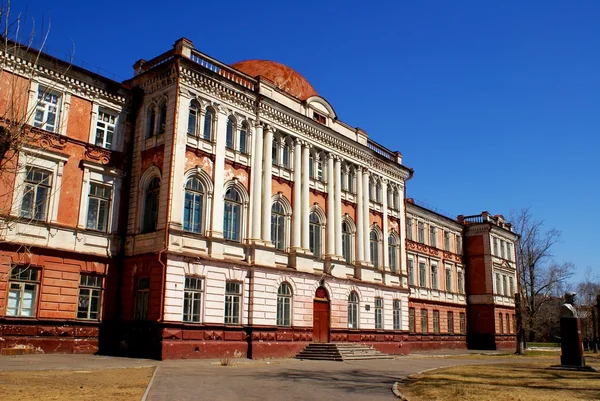 Edifício velho de escola na Rússia Fotos De Bancos De Imagens