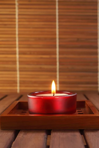Zen. Candela sul piano del tavolo in legno marrone — Foto Stock