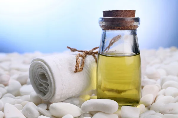 Spa. Enrole a toalha e óleo de massagem — Fotografia de Stock