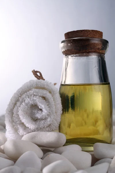 Lázně. srolovat ručník a masážní olej — Stock fotografie