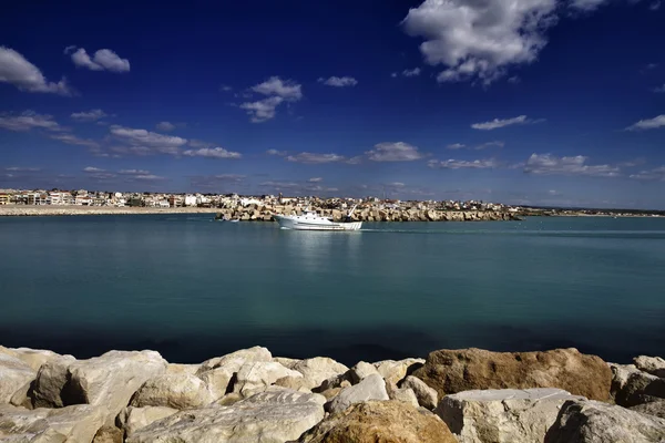 Italia, Sicilia, Mar Mediterráneo, el puerto de Scoglitti — Foto de Stock