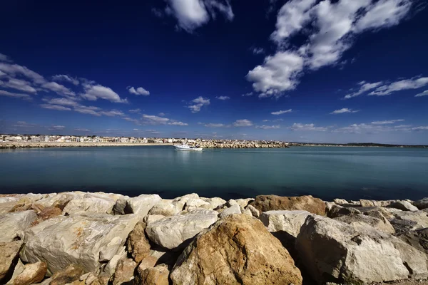 Italien, Sicilien, Medelhavet, hamnen i scoglitti — Stockfoto