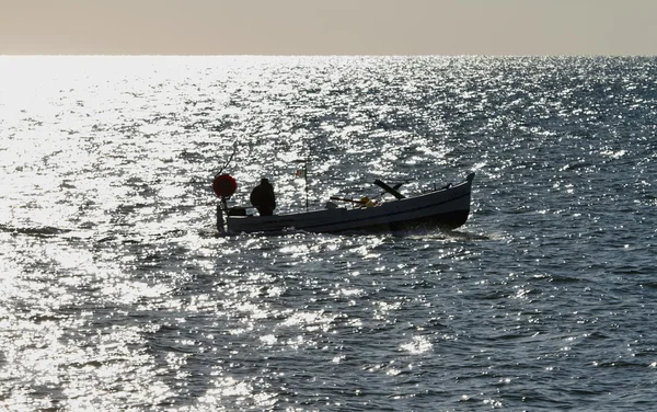 Италия, Сицилия, Средиземное море, рыбак — стоковое фото