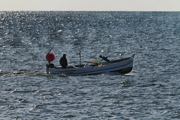 Italy, Sicily, Mediterranean Sea, fisherman — Stock Photo, Image