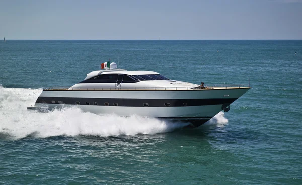 Italy, Tyrrhenian Sea, Tecnomar 26 luxury yacht, aerial view — Stock Photo, Image