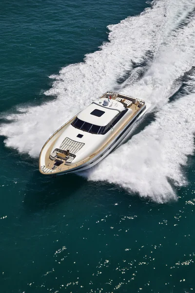 Itálie, Tyrhénské moře, tecnomar 26 luxusní jachtu, letecký pohled — Stock fotografie