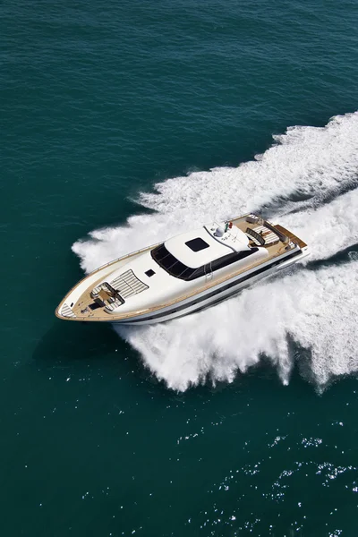 Италия, Тирренское море, роскошная яхта Teccar 26, вид с воздуха — стоковое фото