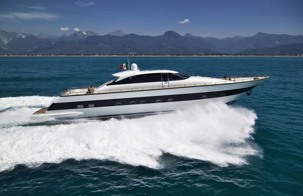 Włochy, Morze Tyrreńskie, tecnomar 26 luksusowych jachtów, widok z lotu ptaka — Zdjęcie stockowe