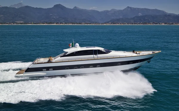 Italy, Tyrrhenian Sea, Tecnomar 26 luxury yacht, aerial view — Stock Photo, Image