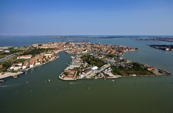 Италия, Венеция, остров Мурано и венецианский вид на лагуну с воздуха — стоковое фото