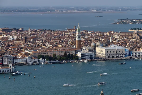 意大利，威尼斯，威尼斯泻湖与城市鸟瞰图 — 图库照片