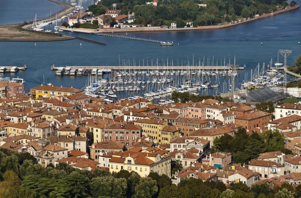 Italia, Venecia, vista aérea de la ciudad y un puerto deportivo — Foto de Stock