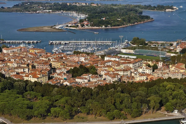 Italië, Venetië, luchtfoto van de stad en een jachthaven — Stockfoto