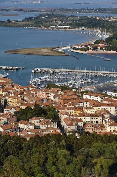 Италия, Венице, вид с воздуха на город и пристань для яхт — стоковое фото