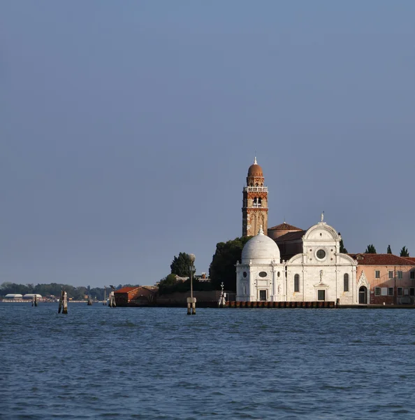 Włochy, Wenecja, widok na kościół i wieża dzwonnicza — Zdjęcie stockowe