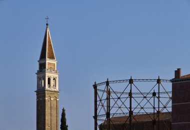 İtalya, Venedik, çan kulesi ve eski gasometer yapısı