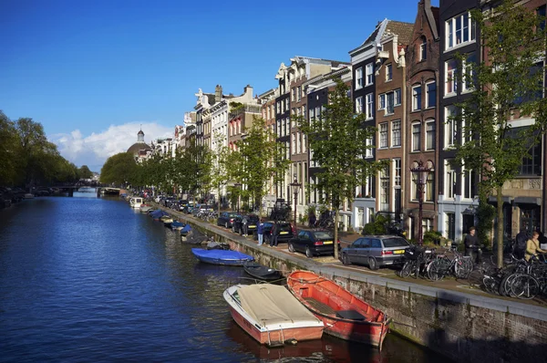Hollanda, amsterdam, kanal ve eski taş binalar — Stok fotoğraf