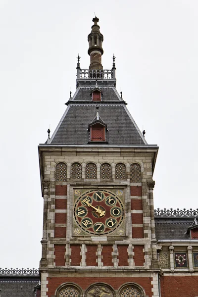 中央铁路车站门面的荷兰，阿姆斯特丹，视图 — 图库照片