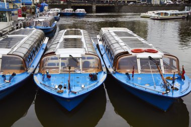 Hollanda, Amsterdam, merkez istasyon yakınlarındaki bir kanalda feribot.