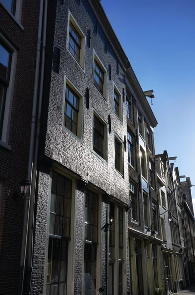 Голландия, Амстердам, фасад старинных частных каменных домов — стоковое фото
