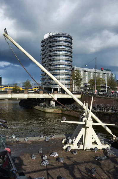 Holandia, amsterdam, widok na jeden z wielu kanałów — Zdjęcie stockowe