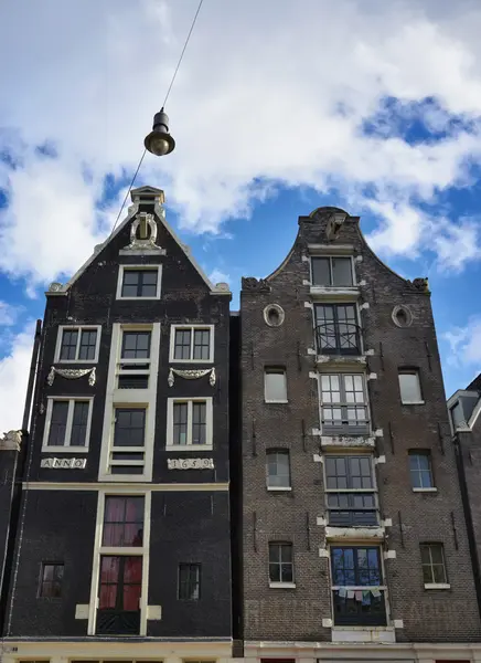 Holland, amsterdam, die fassade alter privater steinhäuser — Stockfoto