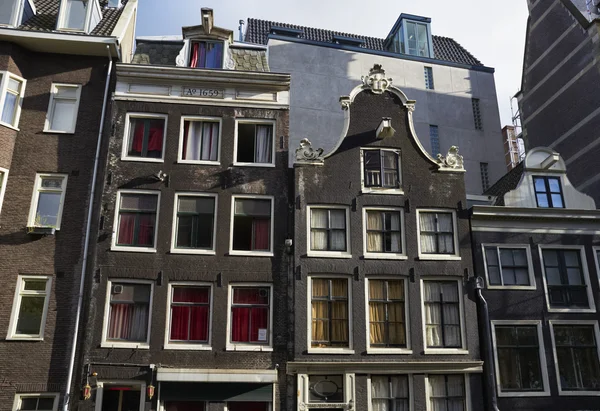 Holland, amsterdam, de gevel van de oude particuliere stenen huizen — Stockfoto